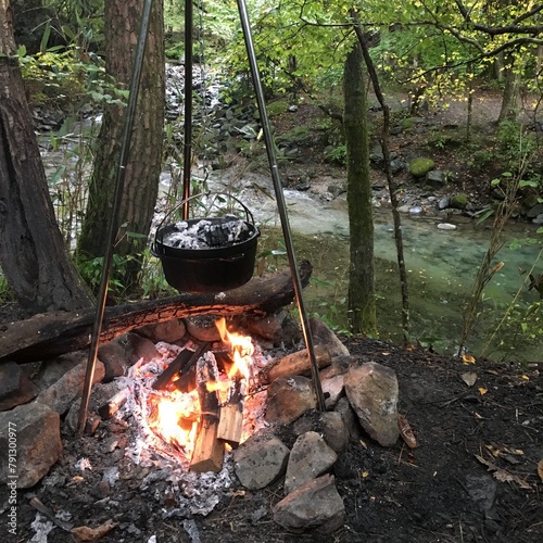 キャンプ場で焚き火をしながらダッチオーブン
