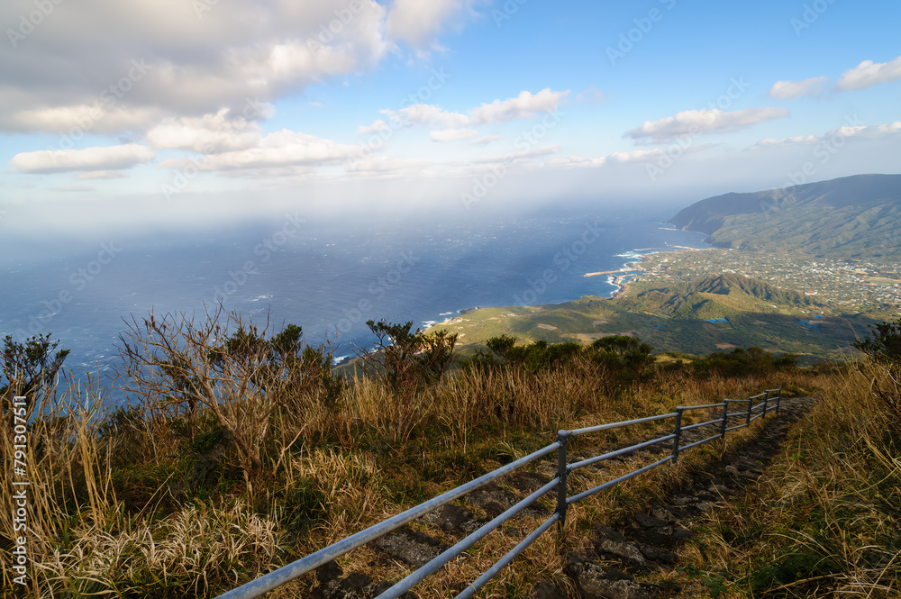 標高854mの八丈島最高峰、八丈富士の登山トレッキング。
道中は階段になっていて、1,280段ある。
登山道からは太平洋と八丈の町並み、三原山の雄大な景色がよく見える。

航路の終点、太平洋の大きな孤島、八丈島。
東京都伊豆諸島。
2020年撮影。


Trekking up the 854-meter-high Hachijo-fuji, the highest peak on the isla