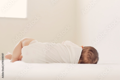 ベッドで眠る赤ちゃんの背中 photo