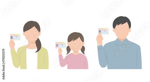 マイナンバーカードを手に持つ家族