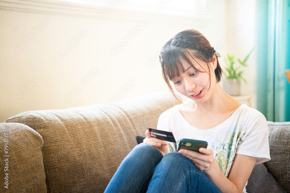 スマホとクレジットカードを持っている女性 スマホとクレジットカードを持っている女性