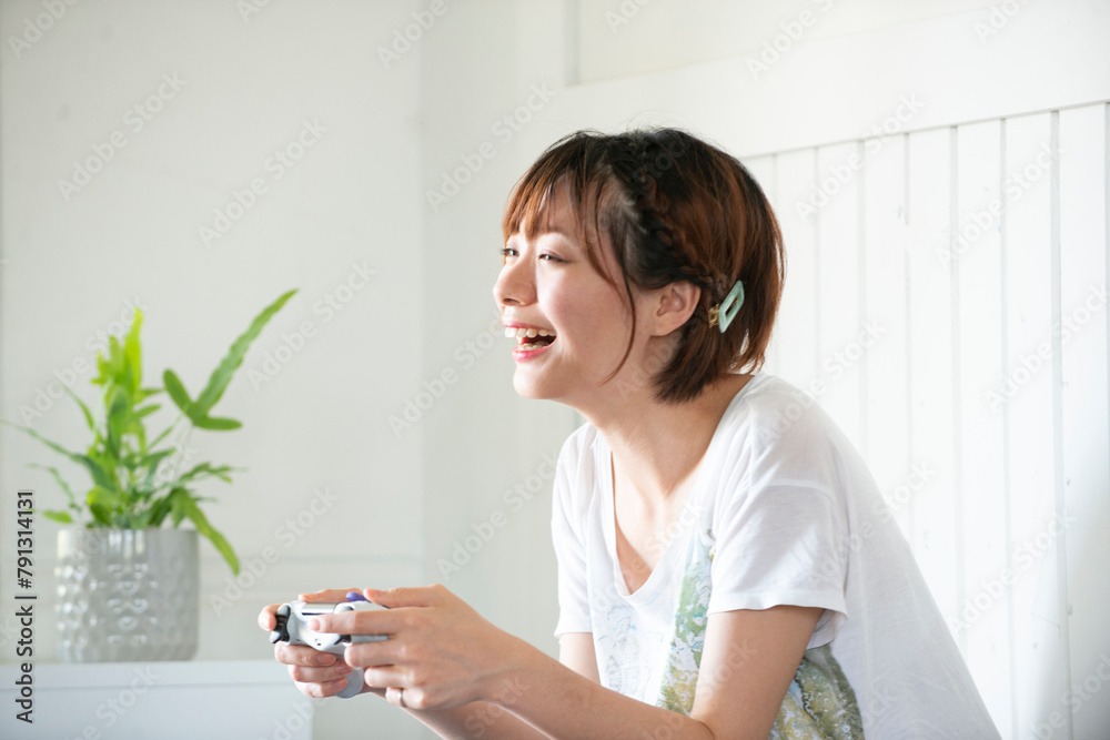 ゲームのコントローラーを持っている女性 ゲームのコントローラーを持っている女性