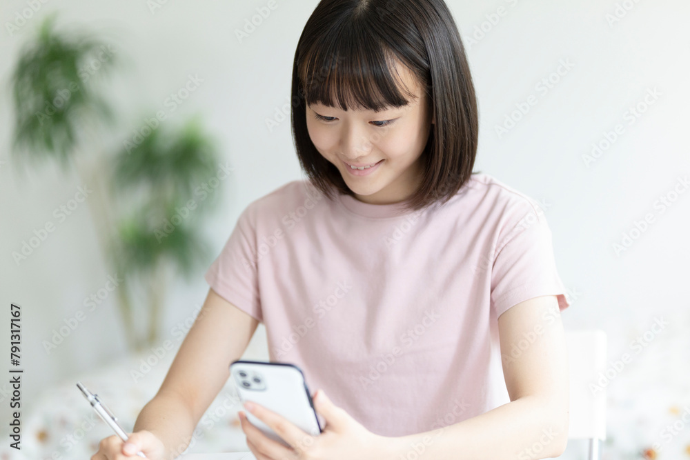 自宅で勉強する高校生 自宅で勉強する高校生