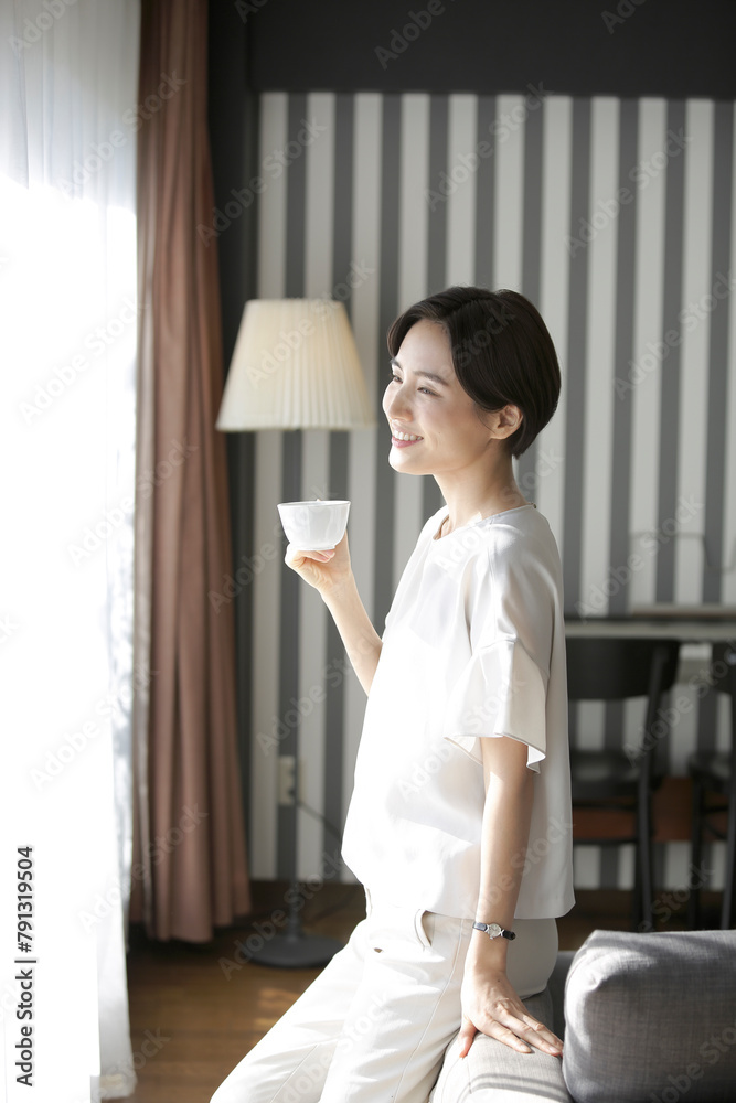 コーヒーカップを持つ日本人女性 コーヒーカップを持つ日本人女性