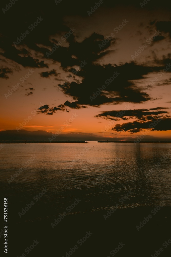 Fototapeta premium Scenic view of a beautiful sunset on the ocean horizon