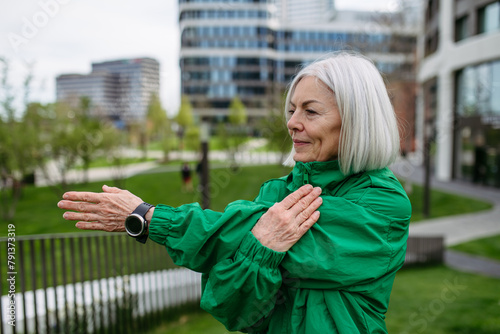 Schilderij op canvas Mature woman stretching before run