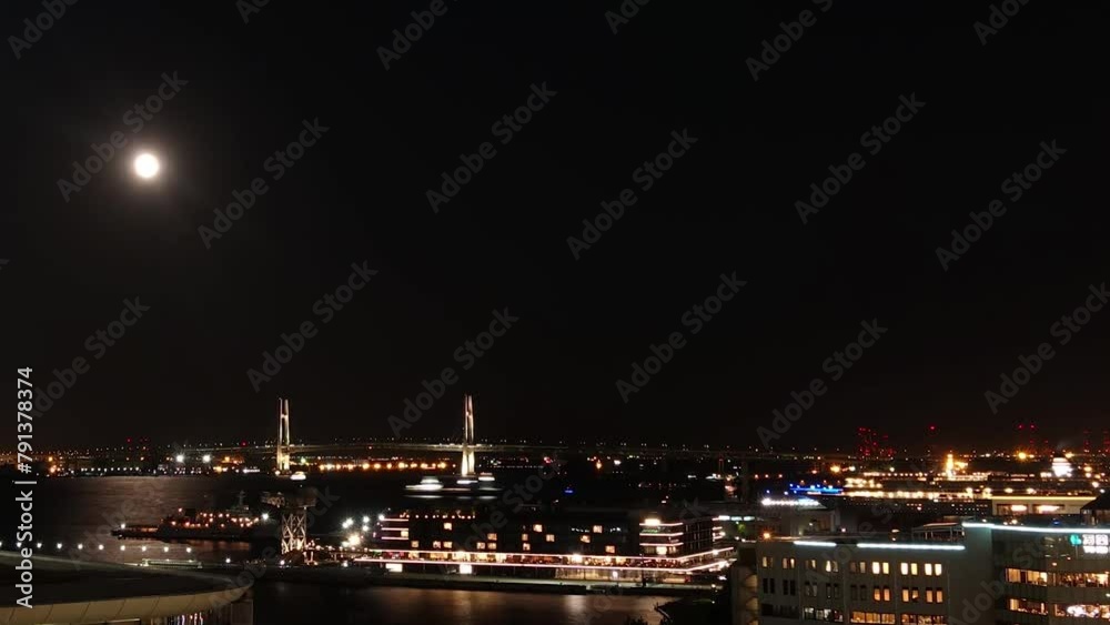 タイムラプス映像　船が行き交う横浜港に月が昇る