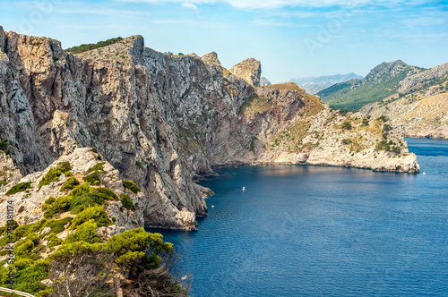 Schroffe, steil in das Meer fallende Felsen auf Cap Formentor, der nördlichsten Spitze der balearischen Insel Mallorca