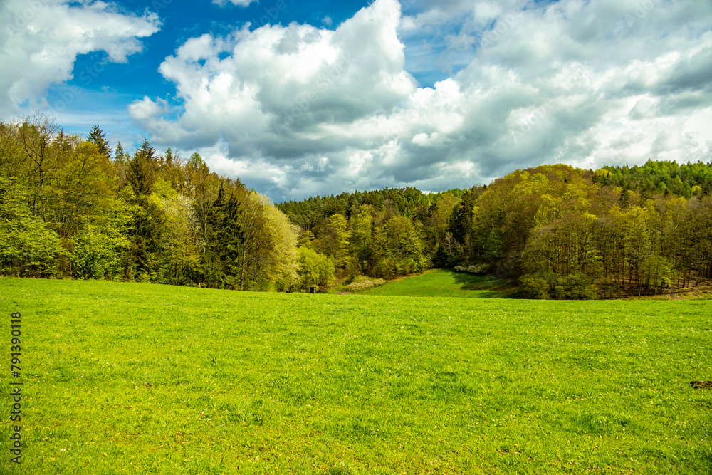 Eine kleine Wanderung auf den Höhenweg der Stadt Schmalkalden mit typischen Aprilwetter - Thüringen - Deutschland