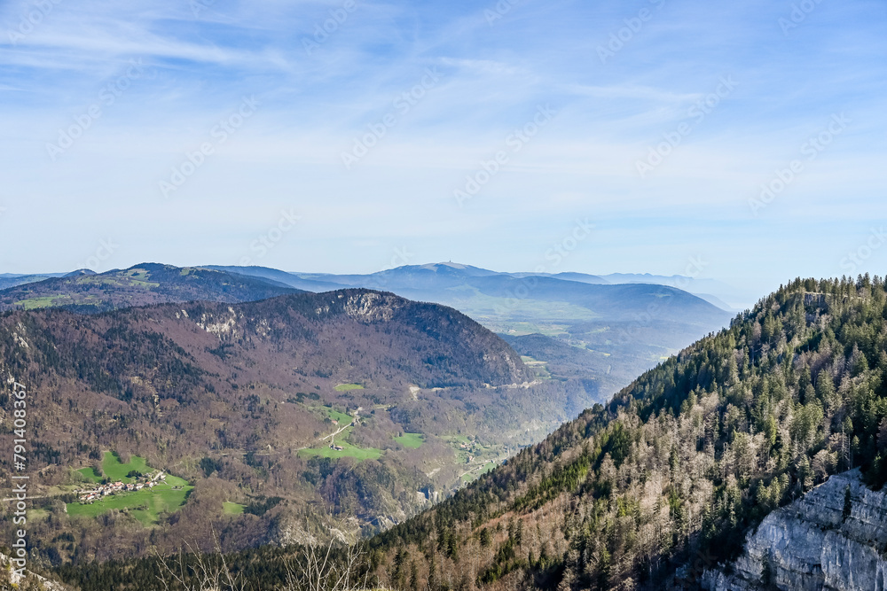 Naklejka premium Creux du Van, Val-de-Travers, Noiraigue, Felsenarena, Felsen, Wanderweg, Aussichtspunkt, Panorama, Areuse-Schlucht, Neuenburg, Waadt, Jura, Frühling, Schweiz