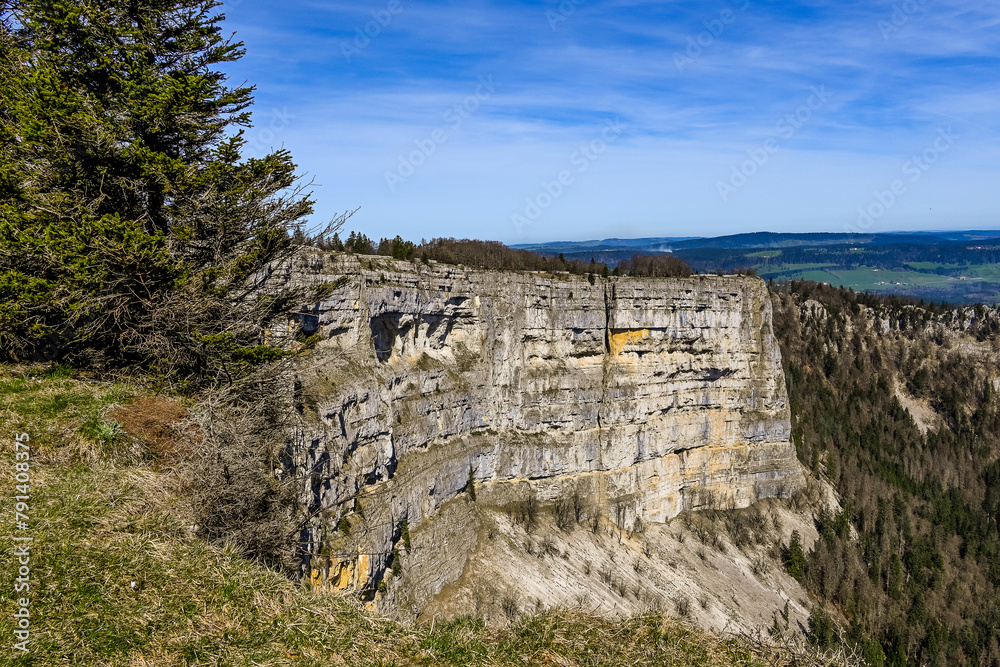 Creux du Van, Val-de-Travers, Noiraigue, Felsenarena, Felsen, Wanderweg, Aussichtspunkt, Panorama, Areuse-Schlucht, Neuenburg, Waadt, Jura, Frühling, Schweiz Creux du Van, Val-de-Travers, Noiraigue, Felsenarena, Felsen, Wanderweg, Aussichtspunkt, Panorama, Areuse-Schlucht, Neuenburg, Waadt, Jura, Frühling, Schweiz