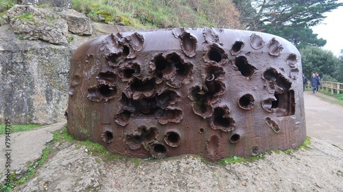 Vestige d’un bunker / blockhaus allemand bombardé  pendant la deuxième guerre mondiale (World War II) à Saint-Malo en Bretagne (France) photo