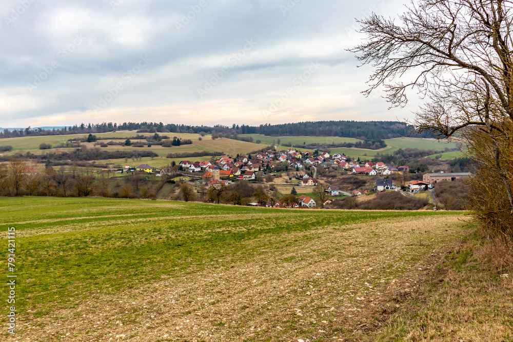Obraz premium Kleine Fahrradtour zum Dolmar bei Kühndorf bei eisigen Temperaturen und frostigen Wegen - Thüringen - Deutschland 