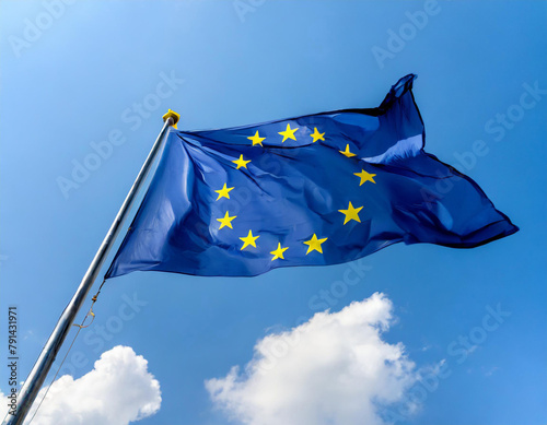 Drapeau européen flottant dans un ciel bleu