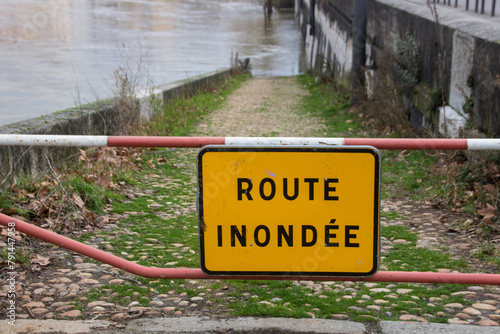 Fototapeta Naklejka Na Ścianę i Meble -  
panneau routier indiquant une route inondée