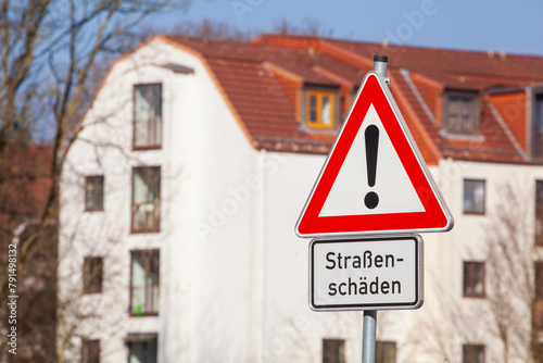 Verkehrsschild Gefahrstelle, Straßenschäden und Moderne weiße Wohngebäude, Bremen, Deutschland