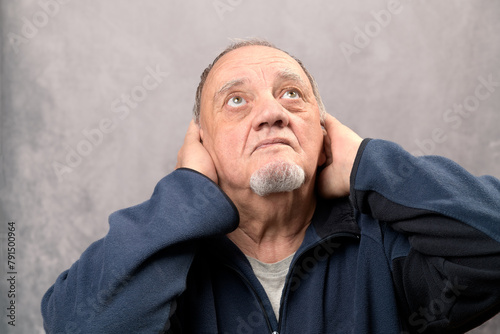 portrait homme âgé surpris sur fond gris