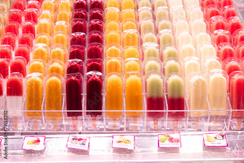 Mehrere Reihen Eis am Stiel, Mercat de la Boqueria, berühmter Markt an den Ramblas in Barcelona, Spanien