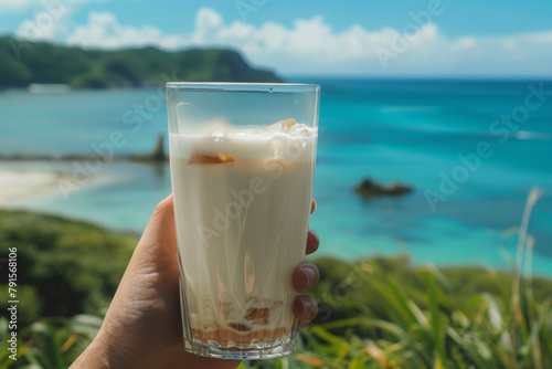 Te con leche ante un paisaje paradisíaco.