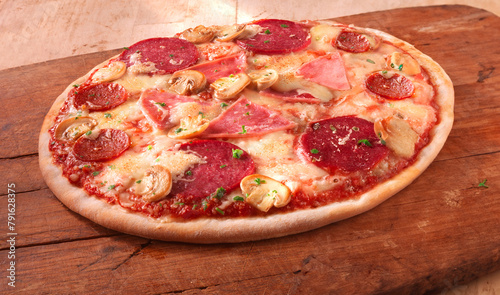 Pizza  Salami  Schinken  Speziale  Italien  Tomate  