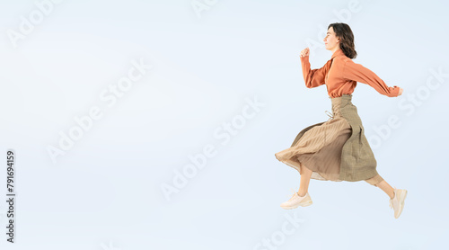 ジャンプする白人女性の全身写真（切り抜き背景透過PNGも販売しております。作成者リンクから「PNG」で検索してください） photo