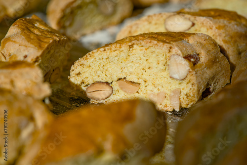 Freshly baked Italian almond cookies, called cantuccini or cantucci © René Notenbomer