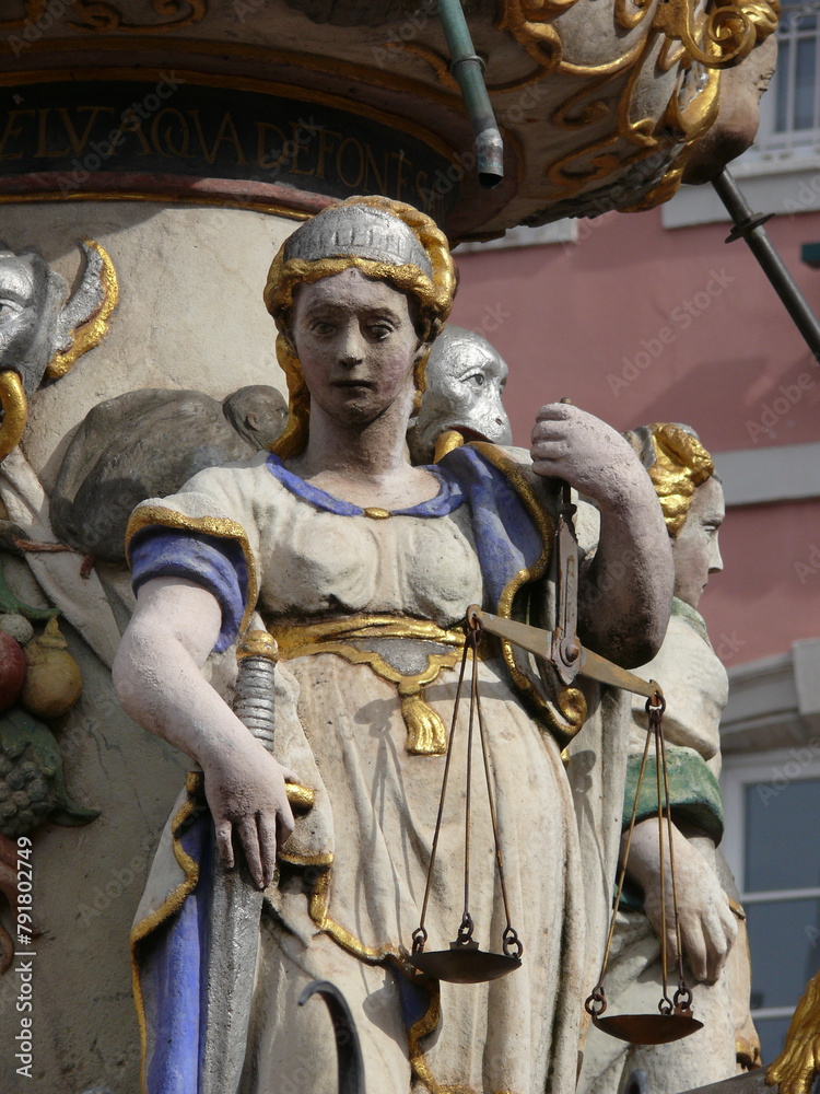 Justizia-Figur am Petrusbrunnen in Trier