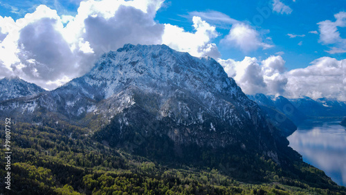 Winterpanorama mit Ausblick: Der Grünberg im Alpenvorland photo