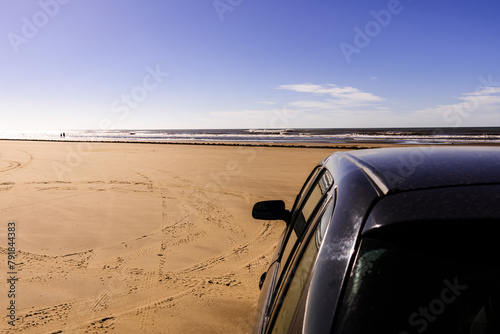 Carro cinza estacionado de frente para o mar photo