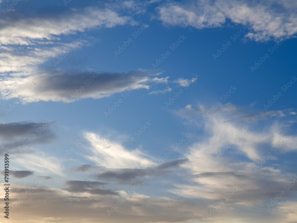 Precioso cielo azul con formación de curiosas nubes anillo o aros entrelazados
