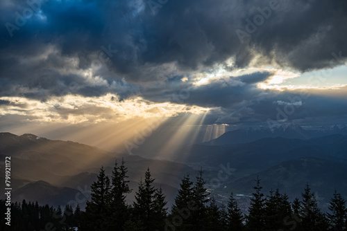 Sonnenuntergang Rennfeld - Lichtstrahlen - Saharastaub - Murtal - Leoben - Alpen - Österreich photo