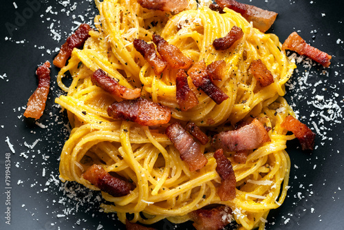 Spaghetti alla carbonara, tradizionale ricetta di pasta italiana, cibo europeo  © Alessio Orrù