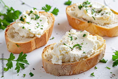 Slices of bread with cream cheese and herbs © Firn