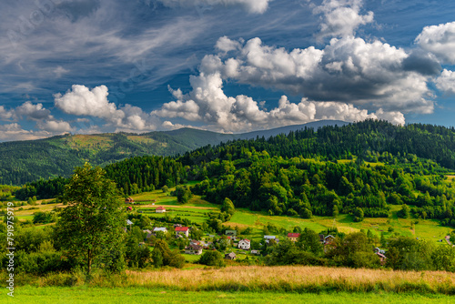 Fototapeta Naklejka Na Ścianę i Meble -  Piękne burzowe chmury w letni dzień nad górskim pasmem Beskidów