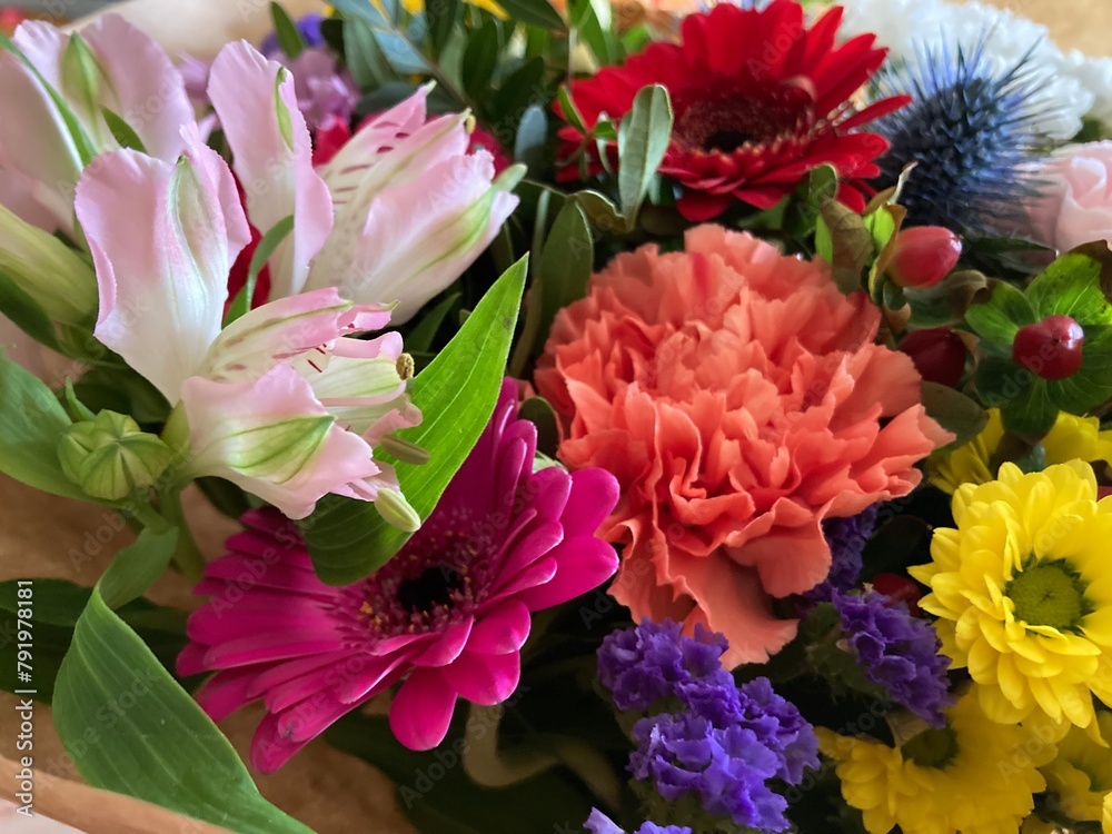 Herzlichen Glückwunsch mit frischen Blumen im Blumenstrauß