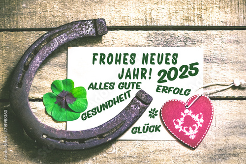 Frohes Neues Jahr 2025 Dekoration mit Hufeisen Kleeblatt und Herz Wünsche Alles Gute Glück Gesundheit Erfolg