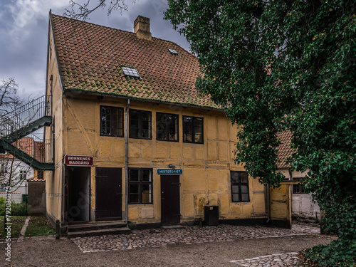 Obraz na płótnie Ancient half-timberde house at Møntergården in Odense w salonie