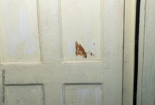 cracked white paint on the door © Sabineyro