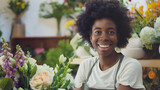 Mulher florista sorrindo em uma floricultura 