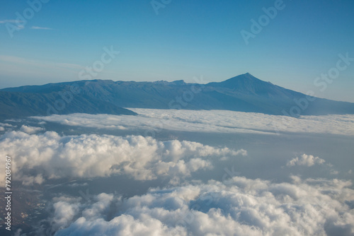 Nubes y vista del volcán Teide en la isla de Tenerife, Canarias