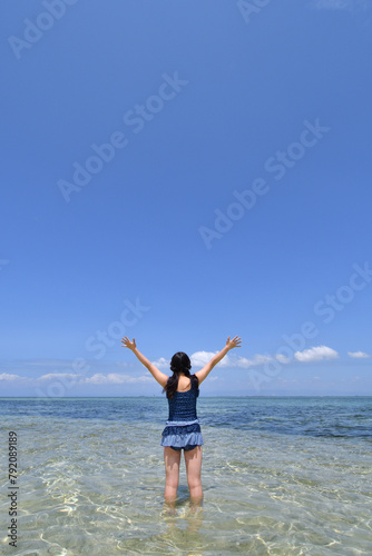 ビーチで遊ぶ女の子（フィリピン、パンダノン島、後姿）