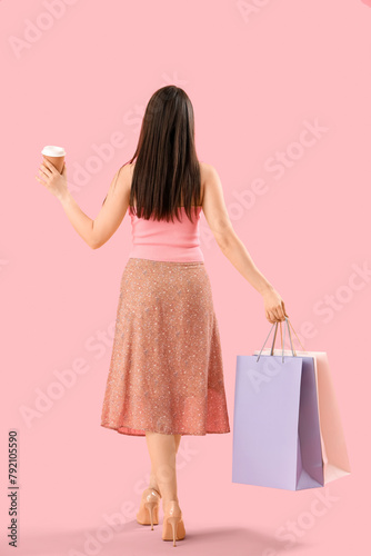 Young woman with shopping b...
