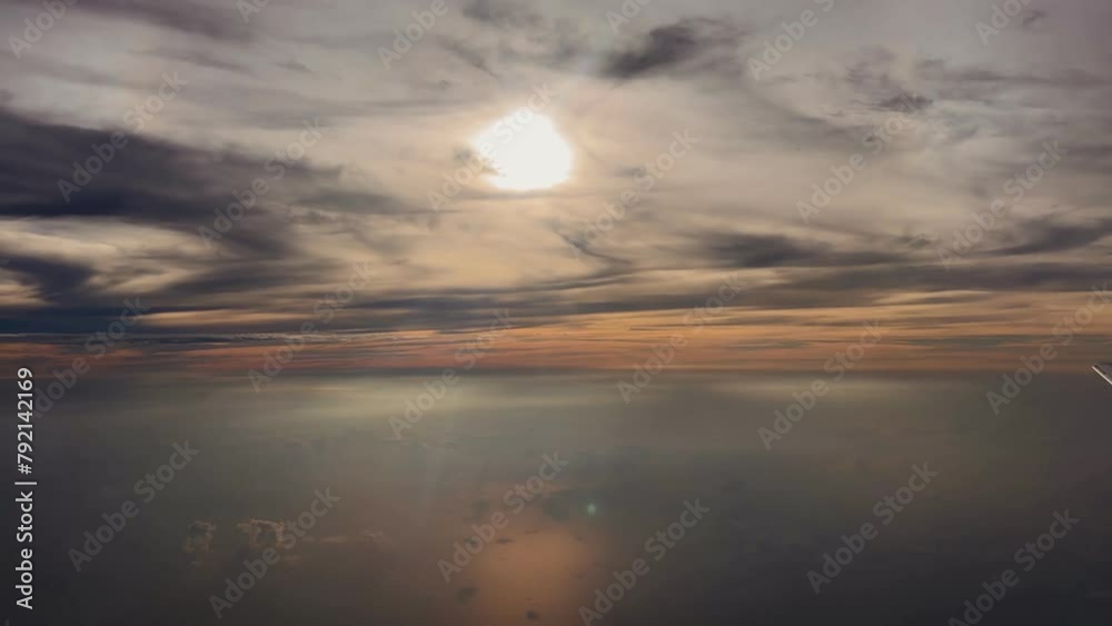 Amanecer volando en Avión, Hermoso Rayo de luz sobre el Cielo y Nubes.