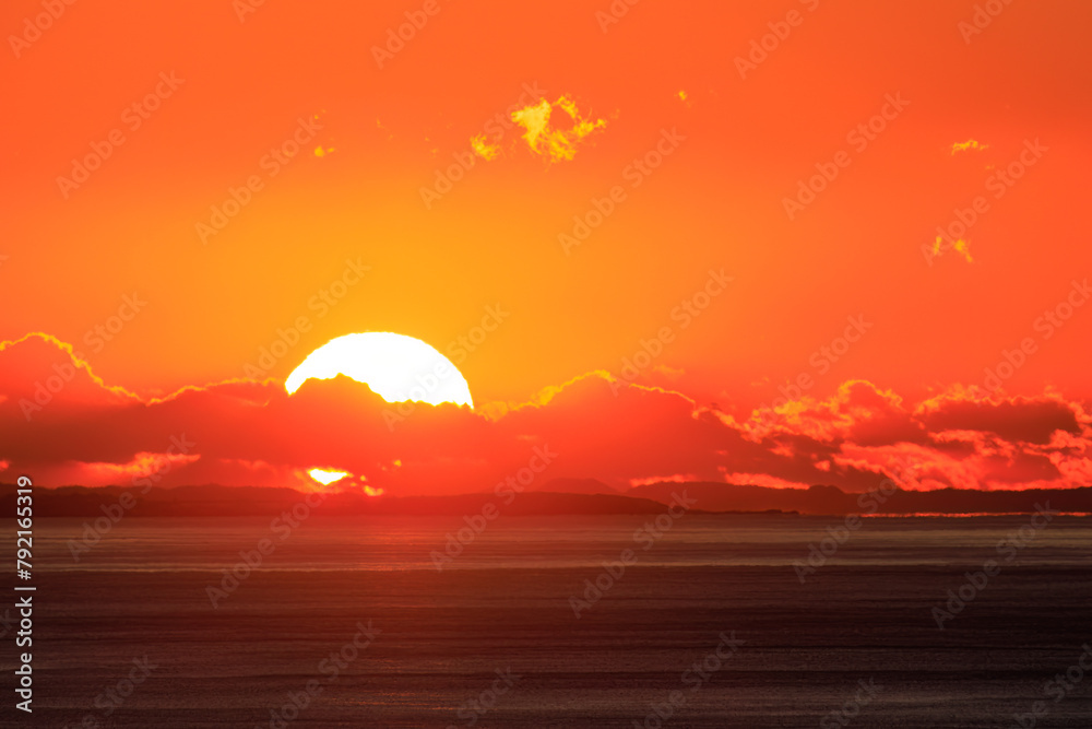 太平洋に昇る美しい初日の出。
日本国神奈川県中郡二宮町、吾妻山公園にて。
2022年1月1日撮影。
The new year's first sunrise over the Pacific Ocean.
At Azumayama Park, Ninomiya-cho, Naka-gun, Kanagawa, Japan.
Photographed on January 1, 2022.
太平洋に昇る美しい初日の出。
日本国神奈川県中郡二宮町、吾妻山公園にて。
2022年1月1日撮影。
The new year's first sunrise over the Pacific Ocean.
At Azumayama Park, Ninomiya-cho, Naka-gun, Kanagawa, Japan.
Photographed on January 1, 2022.