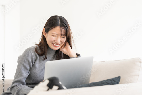 部屋でラップトップコンピューターを見る女性