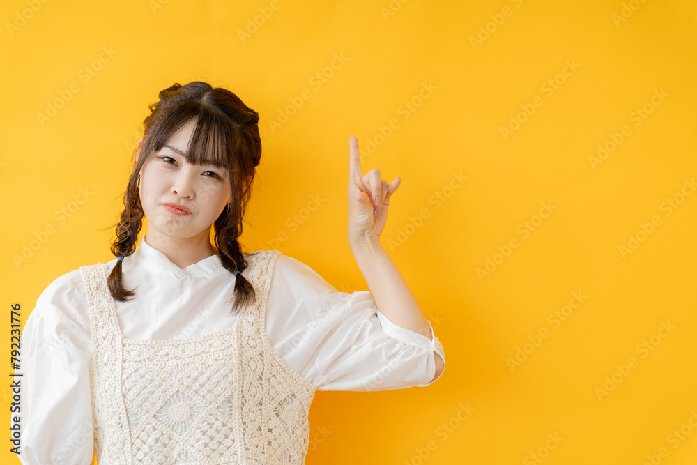 イエローバックの女性ポートレート イエローバックの女性ポートレート