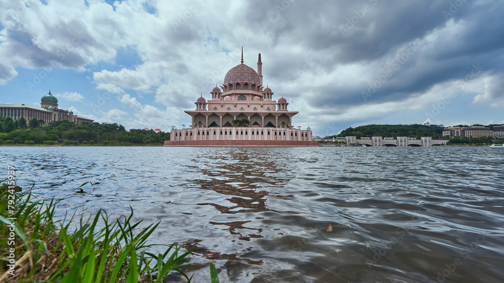 Obraz premium Mosque floating on water
