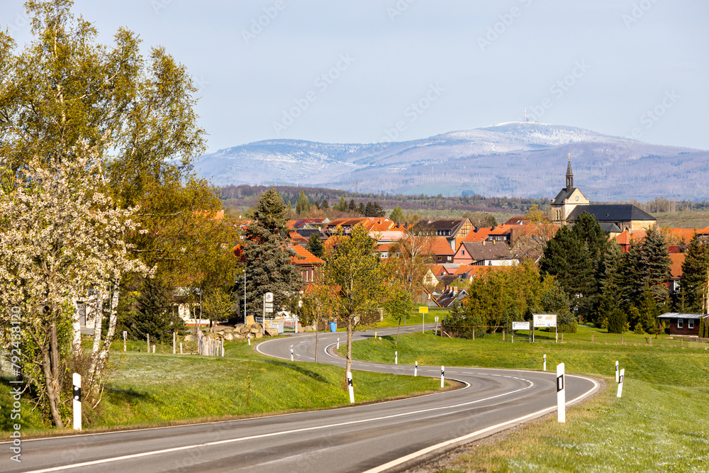 Blick zum verschneiten Brocken im Frühjahr über Hasselfelde Blick zum verschneiten Brocken im Frühjahr über Hasselfelde