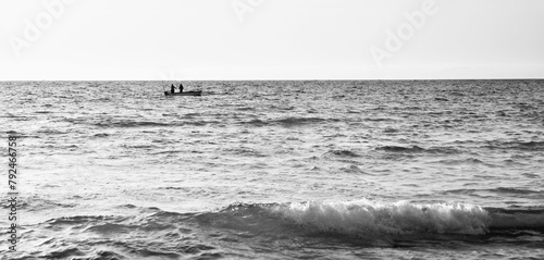 Poranny połów na morzu Tunezja photo
