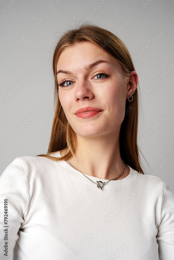 Obraz premium Young Woman Posing for Picture on gray background